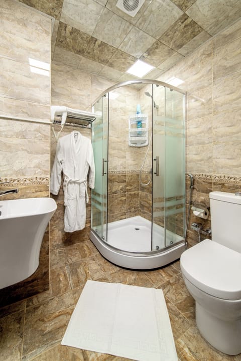 Family Room | Bathroom | Shower, rainfall showerhead, eco-friendly toiletries, hair dryer