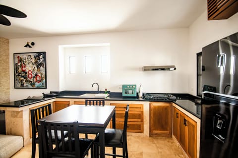 Deluxe Suite, Garden View | Private kitchen | Fridge, microwave, cookware/dishes/utensils