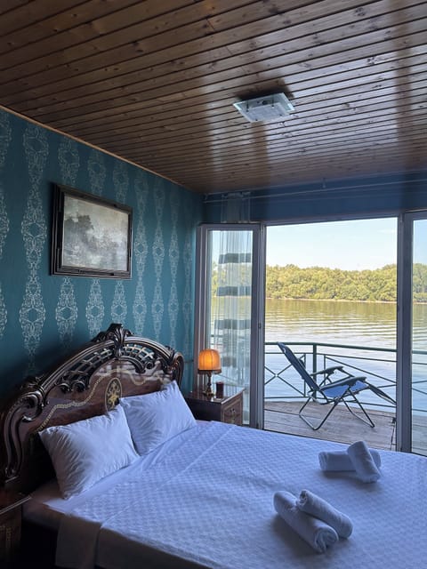 Deluxe Triple Room, River View | In-room safe, soundproofing, free WiFi