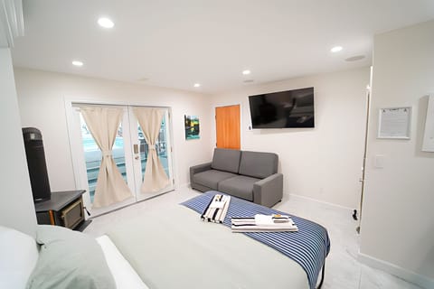 Superior Suite, Pool View | Laptop workspace, soundproofing, free WiFi