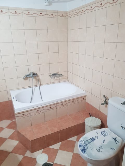 Comfort House, 2 Bedrooms, Courtyard View | Bathroom | Combined shower/tub, hair dryer, towels, soap