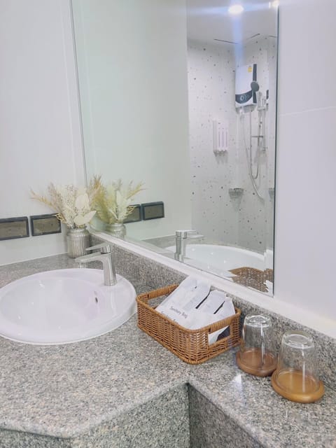 Deluxe Conner Room | Bathroom | Shower, free toiletries, hair dryer, towels