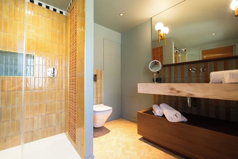 The Cordelière | Bathroom | Free toiletries, hair dryer, towels, soap