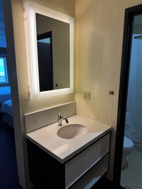 Double Room | Bathroom | Combined shower/tub, towels, toilet paper