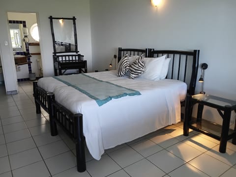 Deluxe Room, 1 Queen Bed, Garden View | Free WiFi, bed sheets