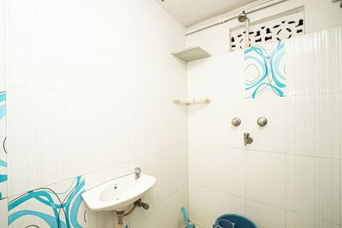 Deluxe Room | Bathroom | Shower, rainfall showerhead, free toiletries, towels