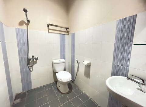 Superior Double Room | Bathroom | Shower, rainfall showerhead, free toiletries, towels