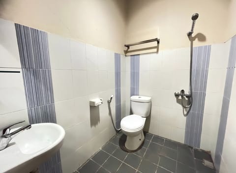 Deluxe Double Room | Bathroom | Shower, rainfall showerhead, free toiletries, towels