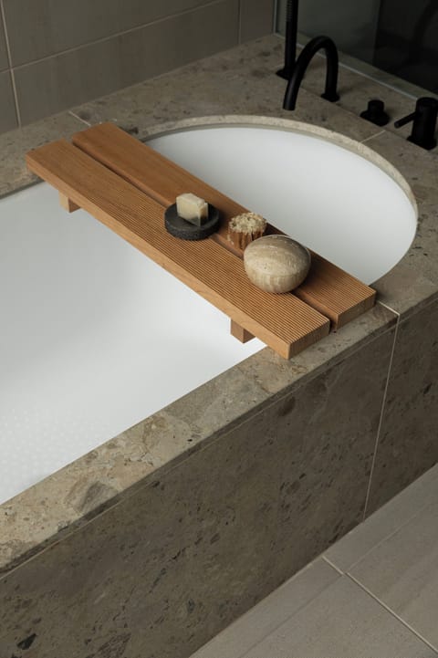 Separate tub and shower, deep soaking tub, rainfall showerhead