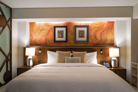 Deluxe Room, Private Bathroom, Courtyard View | Premium bedding, minibar, in-room safe, desk