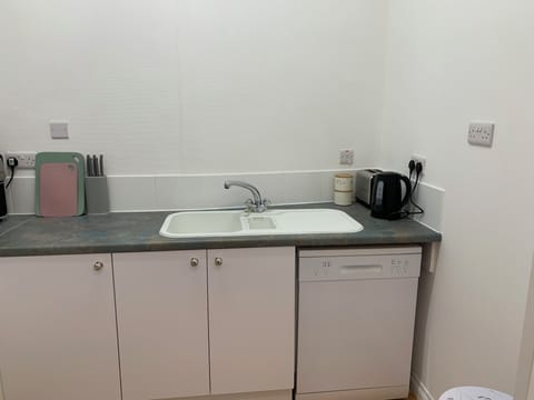 Apartment, 2 Bedrooms | Private kitchen | Fridge, microwave, oven, stovetop