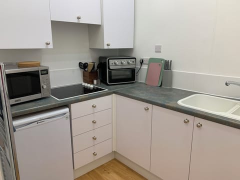 Apartment, 2 Bedrooms | Private kitchen | Fridge, microwave, oven, stovetop