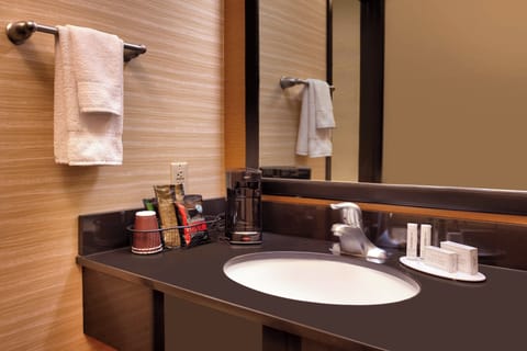 Combined shower/tub, hair dryer, towels