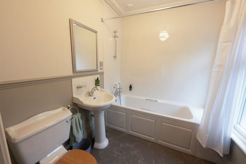 Deluxe Double Room, Garden View | Bathroom | Soap, shampoo, toilet paper