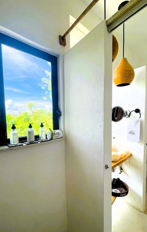 Junior Suite, Garden View | Bathroom | Hair dryer, towels, soap, shampoo