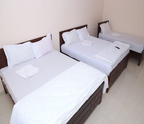 Family Room | Egyptian cotton sheets, premium bedding, desk, free WiFi