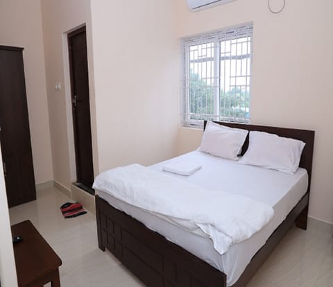 Double Room | Egyptian cotton sheets, premium bedding, desk, free WiFi