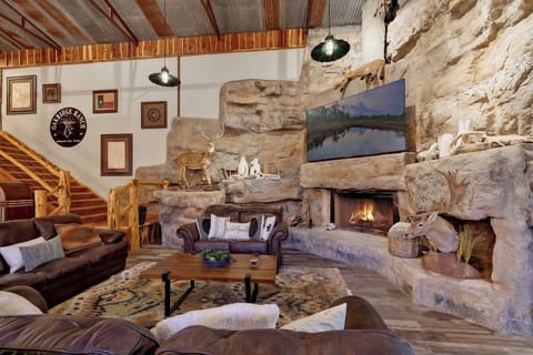 House, Multiple Beds, Pool Access (230 W Turner Court) | Living area