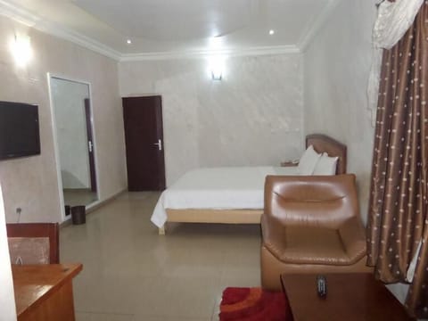 Deluxe Suite, Non Smoking | Desk, laptop workspace, blackout drapes, free WiFi