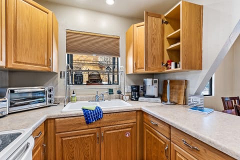 Cabin, Multiple Beds, Balcony, Mountain View (Mescalero Flagstaff) | Private kitchen | Coffee/tea maker