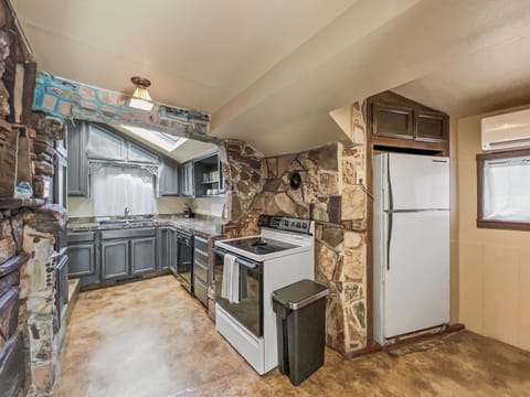 House, Multiple Beds, Fireplace, Mountain View (Glade Payson) | Private kitchen | Coffee/tea maker