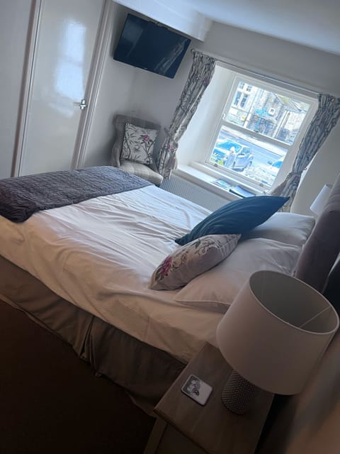 Iron/ironing board, bed sheets