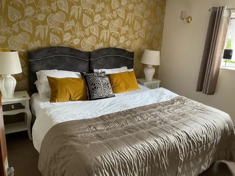 Standard Double Room, 1 Double Bed | Iron/ironing board, bed sheets