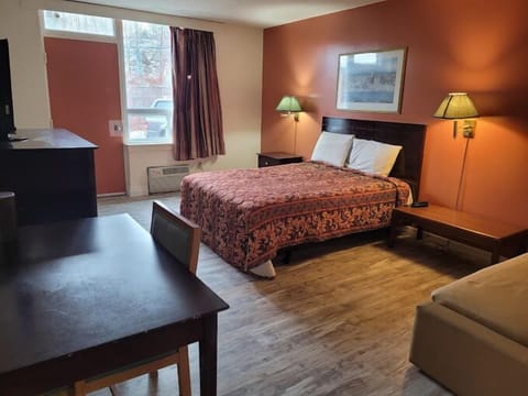 Single Room, 1 Queen Bed | Soundproofing, iron/ironing board, free WiFi