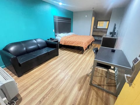 Standard Single Room, 1 King Bed, Non Smoking | Desk, free WiFi