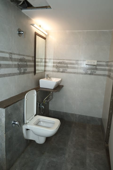 Deluxe Double Room | Bathroom | Shower, rainfall showerhead, free toiletries, towels