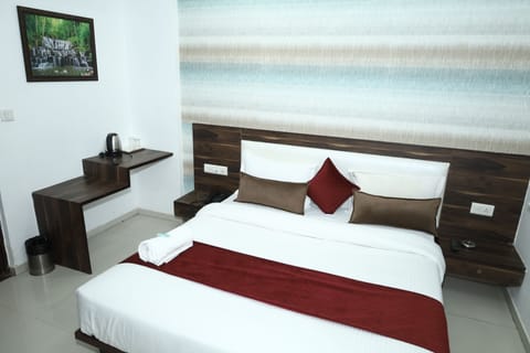 Classic Single Room | Premium bedding, down comforters, desk, laptop workspace