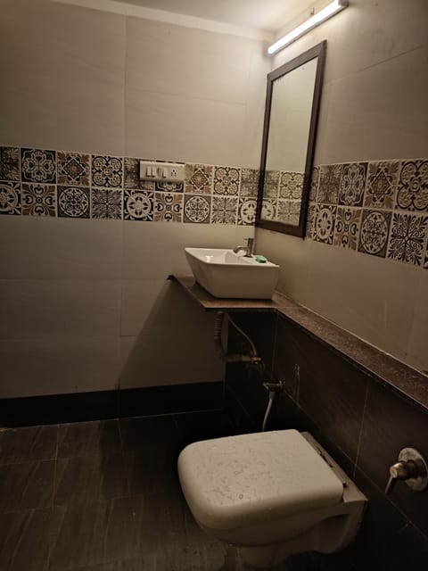 Basic Suite | Bathroom | Shower, rainfall showerhead, free toiletries, towels