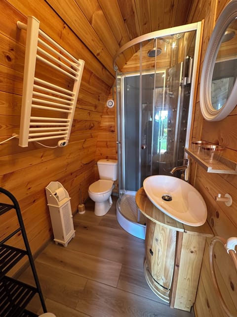 Chambre double - Logement insolite POD | Bathroom | Shower, hair dryer, towels, soap