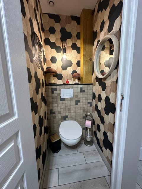 "FEU" Double Comfort | Bathroom | Shower, hair dryer, towels, soap