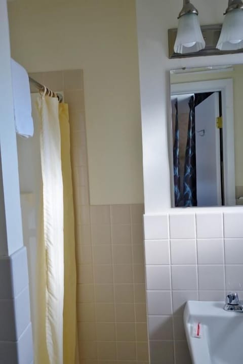 Combined shower/tub, free toiletries, hair dryer, towels