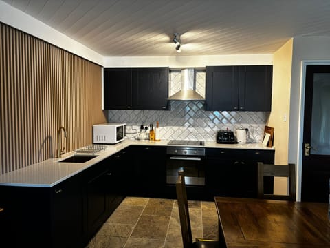 Cottage, 2 Bedrooms | Private kitchen