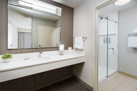 Suite, 1 Bedroom | Bathroom | Combined shower/tub, free toiletries, hair dryer, towels