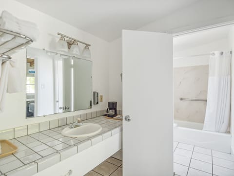 Suite, 2 Bedrooms | Bathroom | Combined shower/tub, free toiletries, hair dryer, towels