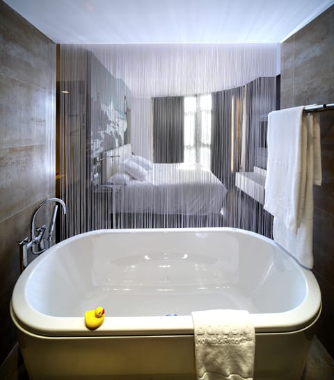 Deep soaking bathtub