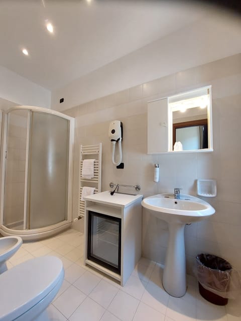 Standard Single Room | Bathroom | Shower, rainfall showerhead, hair dryer, bidet