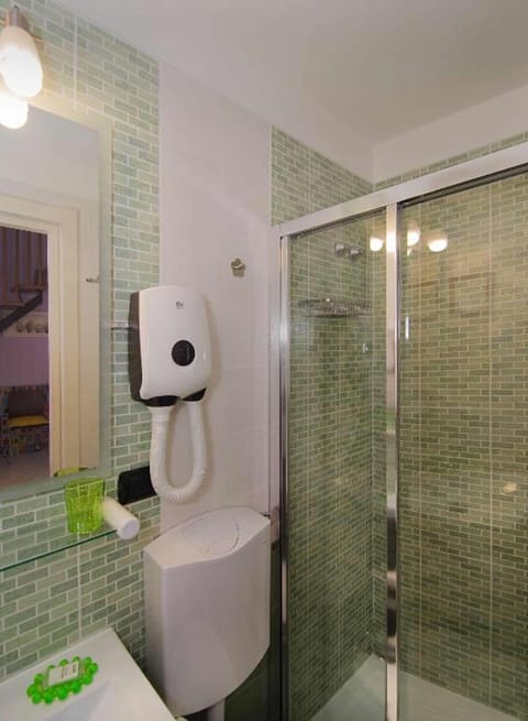 Standard Double or Twin Room | Bathroom | Deep soaking tub, free toiletries, hair dryer, bidet