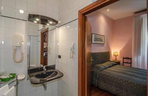 Standard Double or Twin Room, 1 Bedroom | Bathroom | Deep soaking tub, free toiletries, hair dryer, bidet