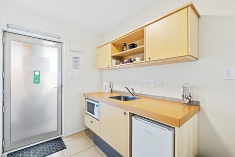 Twin Shower Studio | Private kitchen | Mini-fridge, microwave, electric kettle, toaster