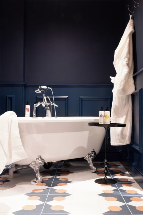 Luxe | Bathroom | Hair dryer, towels, soap, shampoo