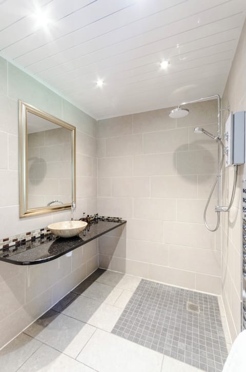 Deluxe Apartment, Non Smoking, Garden Area | Bathroom shower