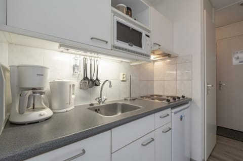 Apartment | Private kitchen | Electric kettle, toaster