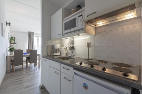 Apartment | Private kitchen | Electric kettle, toaster