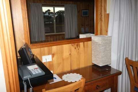 Deluxe Cabin, 1 Bedroom, Balcony, Garden Area | Living area