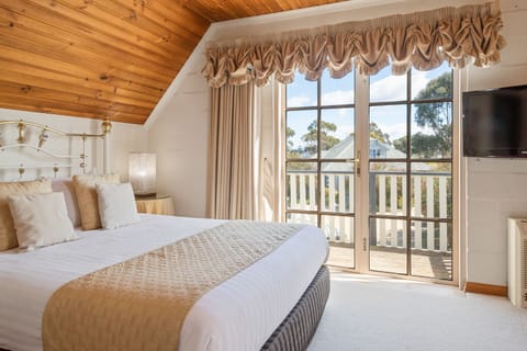 Bayview Spa Cottage  | Blackout drapes, soundproofing, iron/ironing board, free WiFi