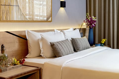 Premium Room, 1 Queen Bed | Minibar, in-room safe, desk, laptop workspace